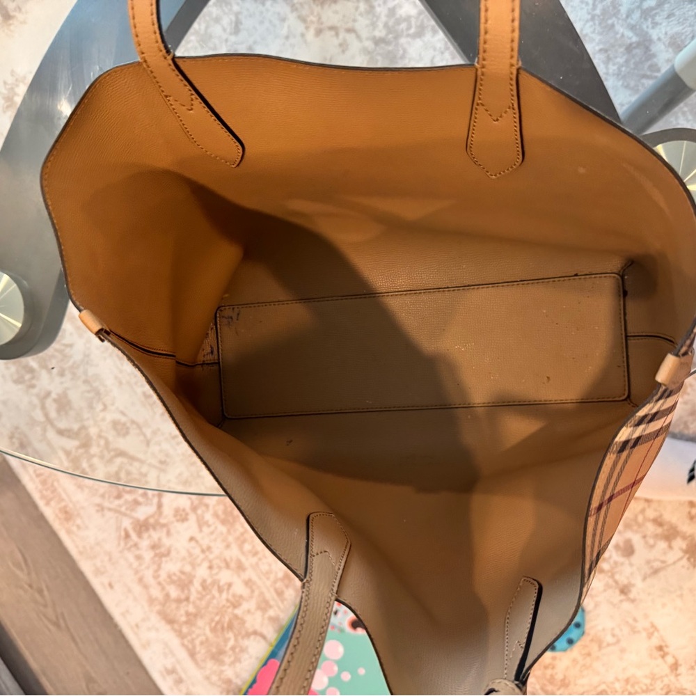 Burberry Beige Leather Interior - Picture 5 of 5